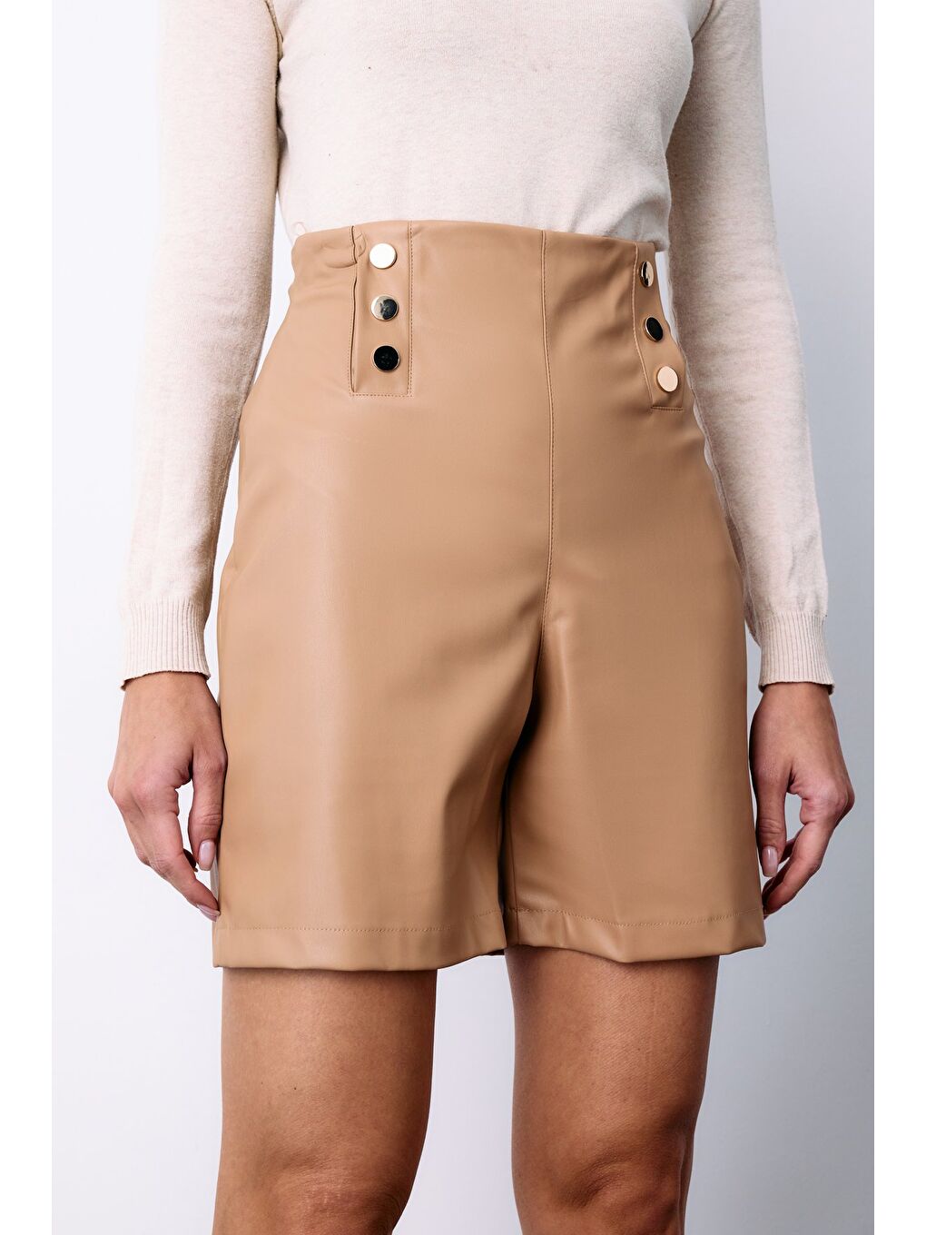 Düğme Aksesuarlı Deri Şort - Bej-4