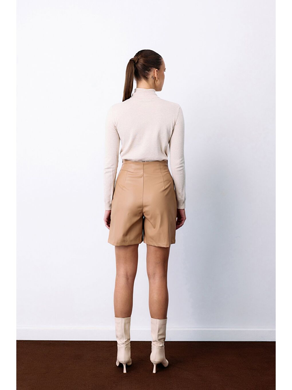 Düğme Aksesuarlı Deri Şort - Bej-5