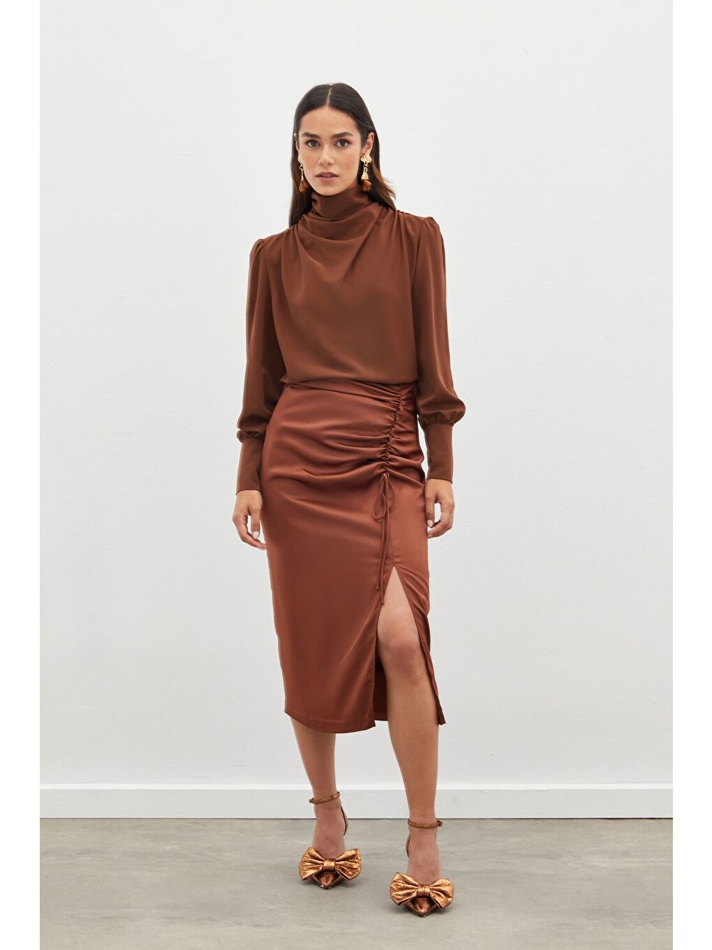 Kahverengi Büzgü Detaylı Saten Etek - Kahve