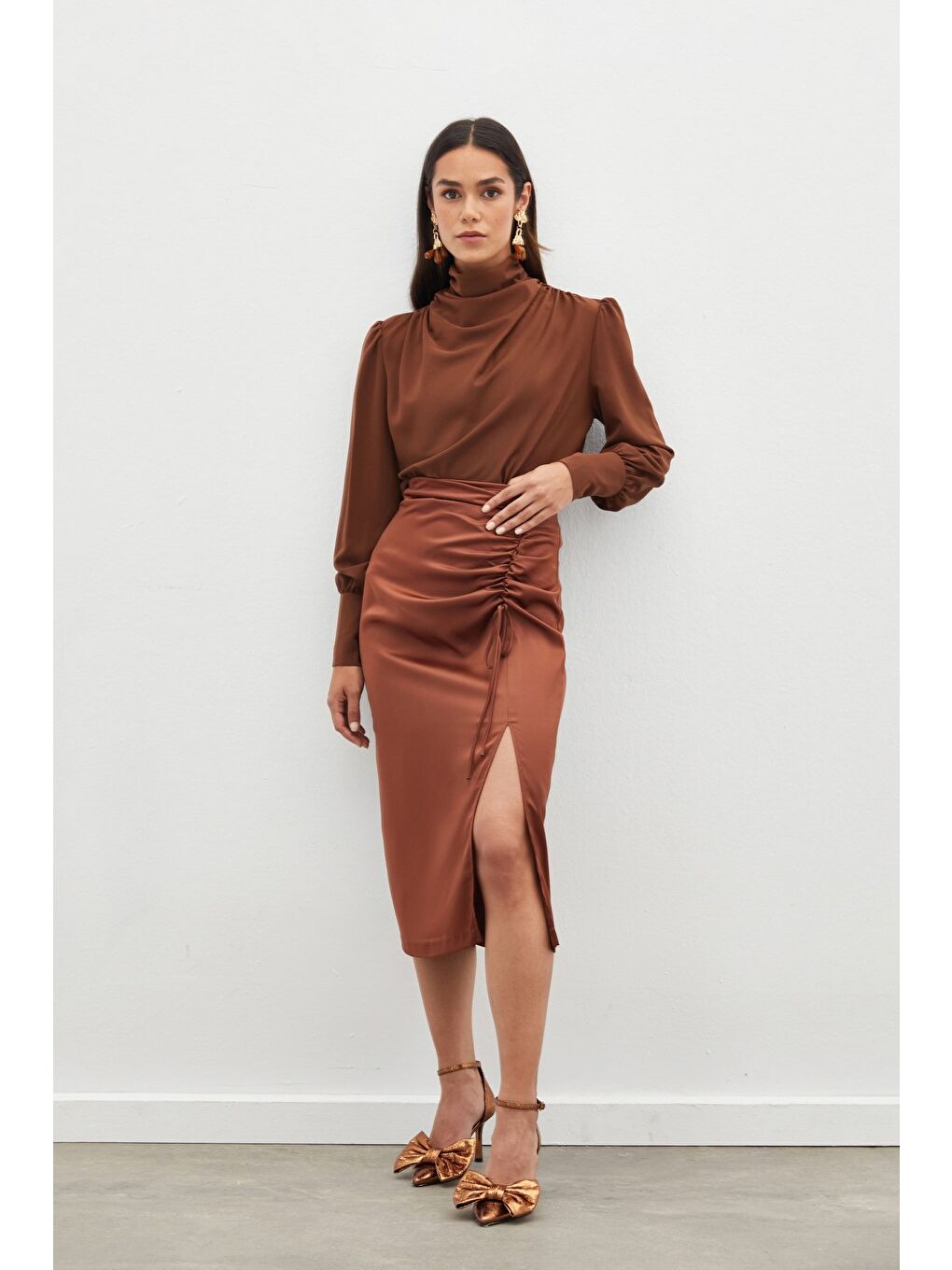 Kahverengi Büzgü Detaylı Saten Etek - Kahve-1