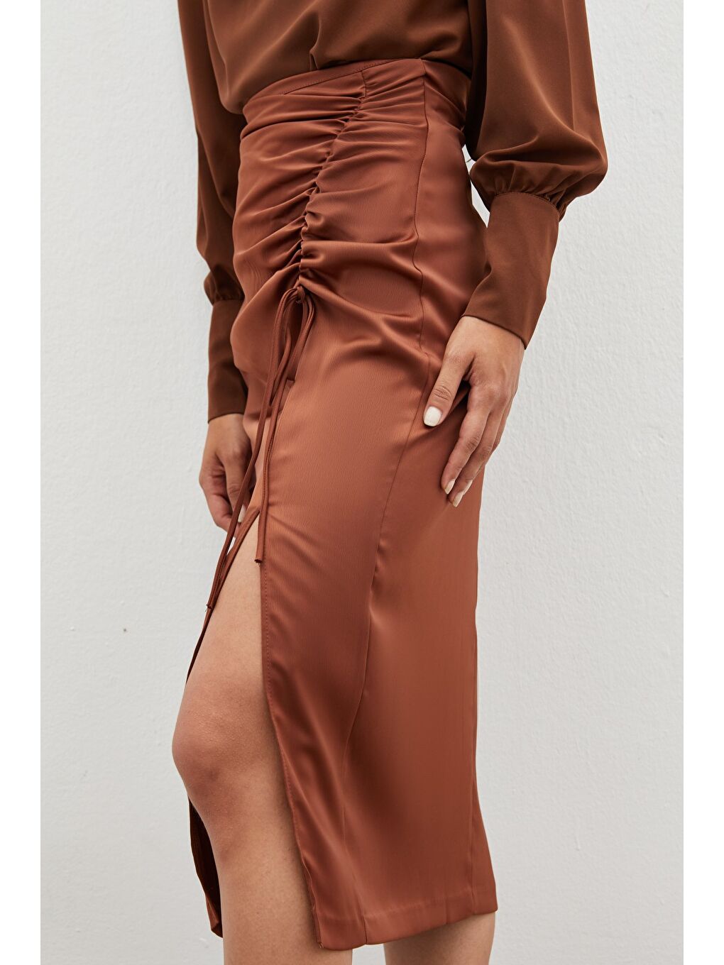 Kahverengi Büzgü Detaylı Saten Etek - Kahve-2