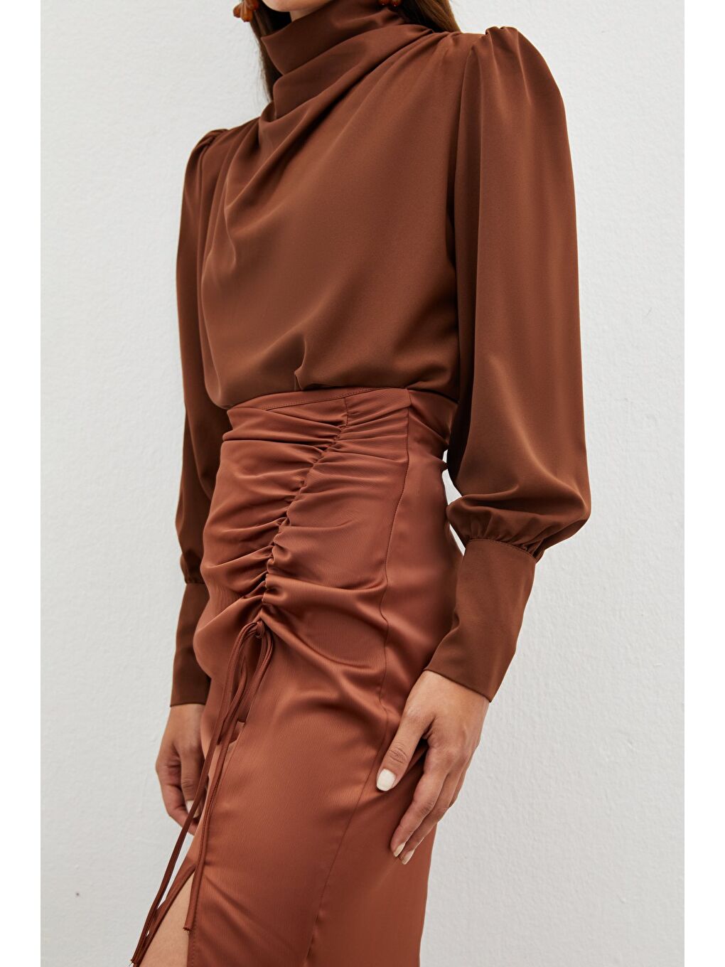 Kahverengi Büzgü Detaylı Saten Etek - Kahve-3