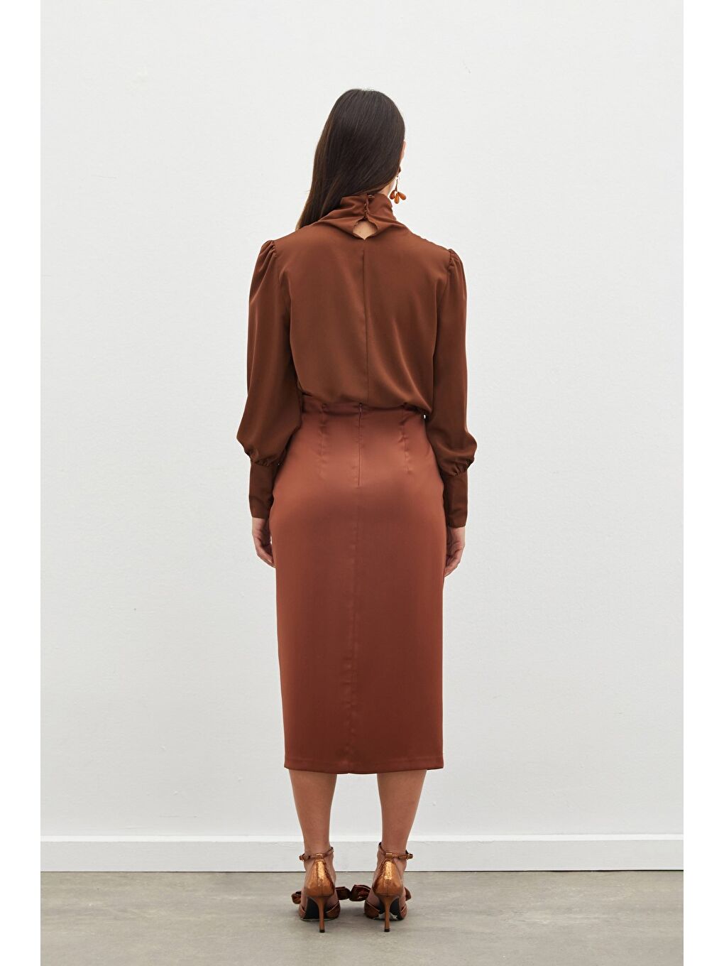 Kahverengi Büzgü Detaylı Saten Etek - Kahve-4