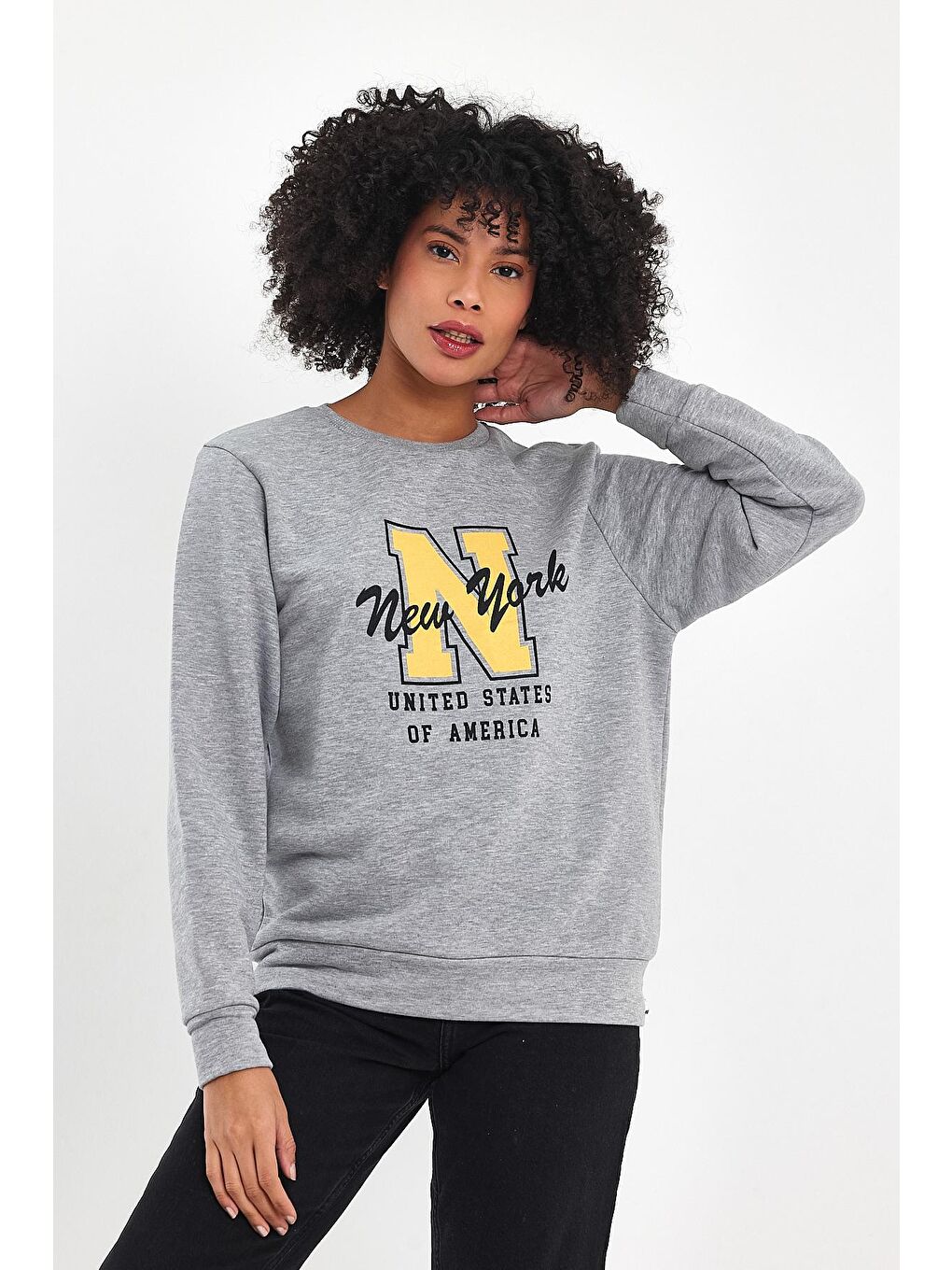 Gri Kadın Bisiklet Yaka Rahat Kalıp İçi Polarlı 3 İplik Kalın N Baskılı Sweatshirt SPR24SWK25-2