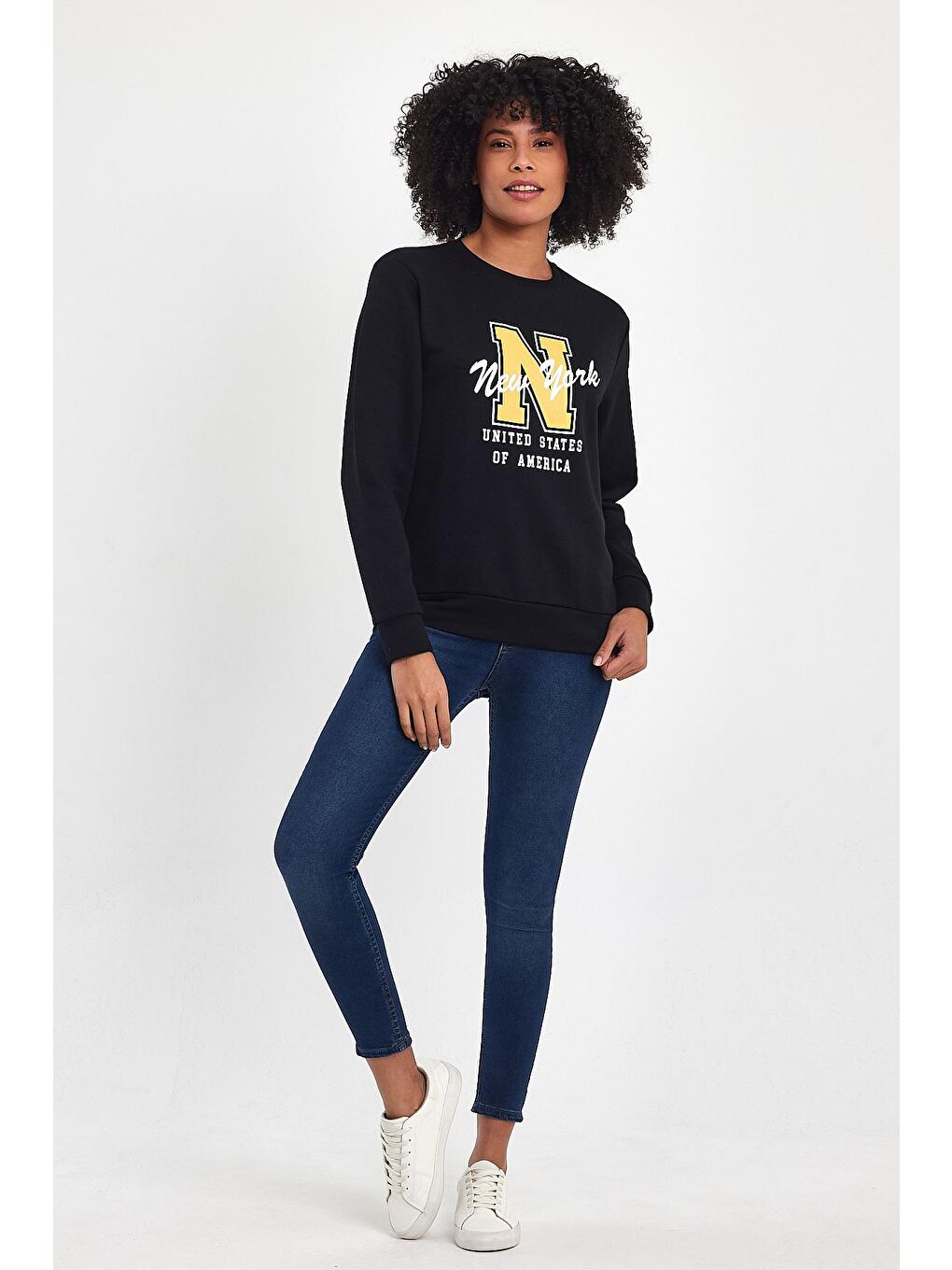 Siyah Kadın Bisiklet Yaka Rahat Kalıp İçi Polarlı 3 İplik Kalın N Baskılı Sweatshirt SPR24SWK25-1