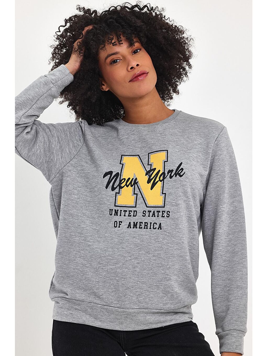 Gri Kadın Bisiklet Yaka Rahat Kalıp İçi Polarlı 3 İplik Kalın N Baskılı Sweatshirt SPR24SWK25-4