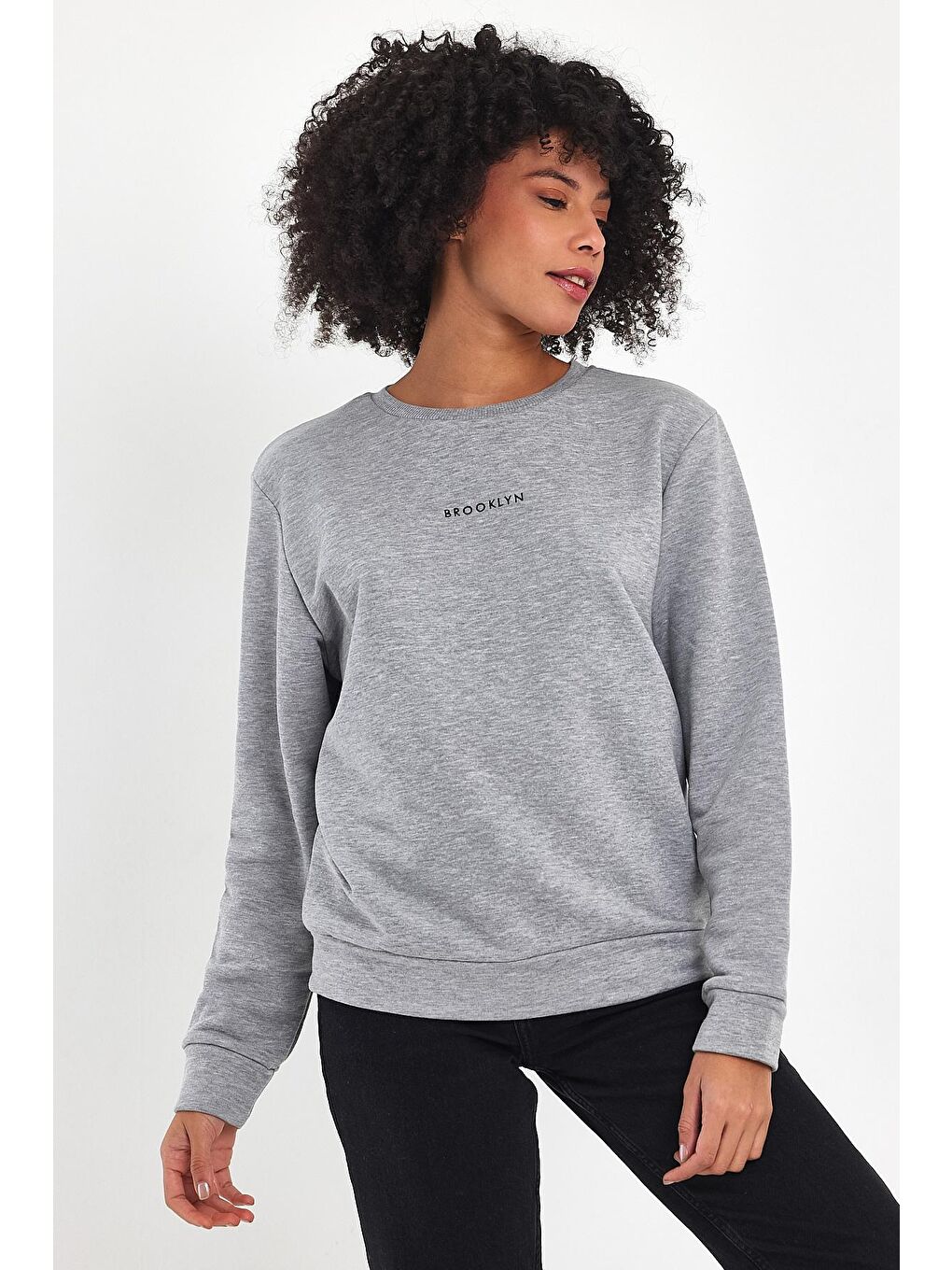 Gri Kadın Bisiklet Yaka Rahat Kalıp 3 iplik Kalın Orta Brooklyn Nakışlı Sweatshirt SPR24SWk34