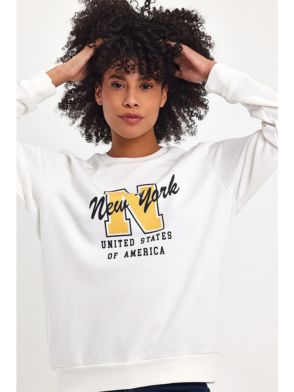 Ekru Kadın Bisiklet Yaka Rahat Kalıp İçi Polarlı 3 İplik Kalın N Baskılı Sweatshirt SPR24SWK25-2