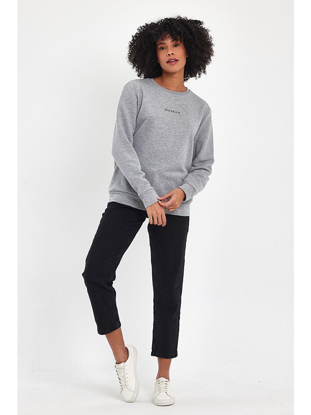 Gri Kadın Bisiklet Yaka Rahat Kalıp 3 iplik Kalın Orta Brooklyn Nakışlı Sweatshirt SPR24SWk34-1