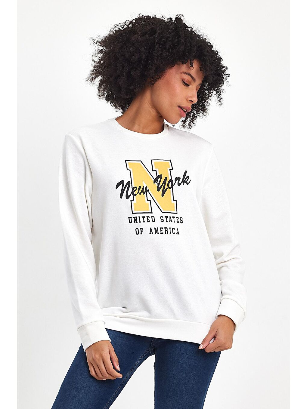 Ekru Kadın Bisiklet Yaka Rahat Kalıp İçi Polarlı 3 İplik Kalın N Baskılı Sweatshirt SPR24SWK25-3