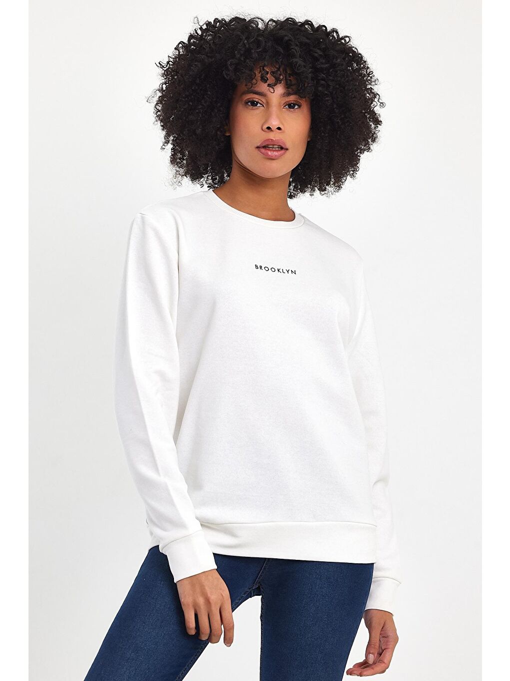 Ekru Kadın Bisiklet Yaka Rahat Kalıp 3 iplik Kalın Orta Brooklyn Nakışlı Sweatshirt SPR24SWk34