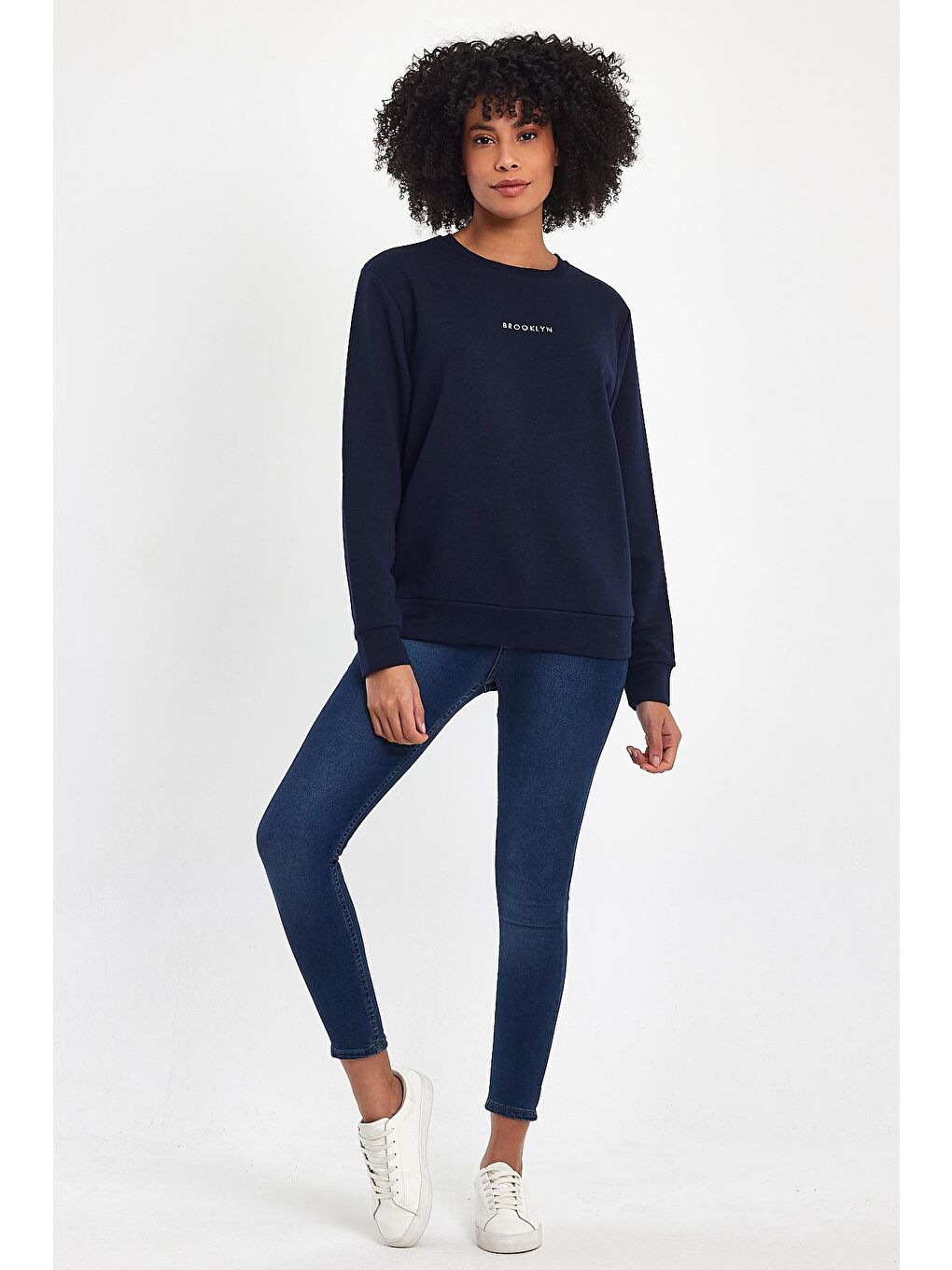 Lacivert Kadın Bisiklet Yaka Rahat Kalıp 3 iplik Kalın Orta Brooklyn Nakışlı Sweatshirt SPR24SWk34