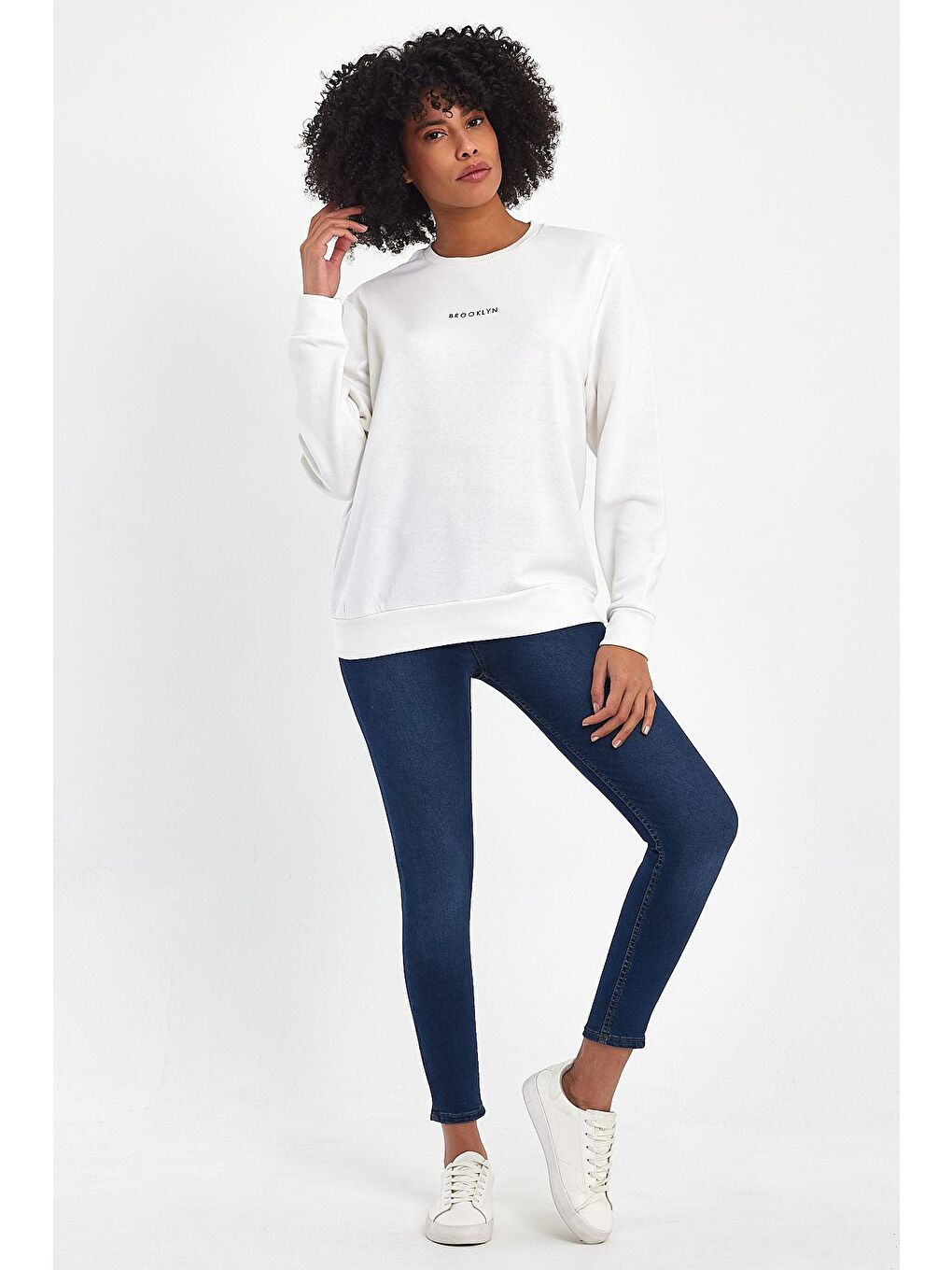 Ekru Kadın Bisiklet Yaka Rahat Kalıp 3 iplik Kalın Orta Brooklyn Nakışlı Sweatshirt SPR24SWk34-1