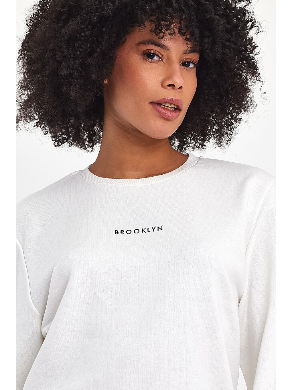 Ekru Kadın Bisiklet Yaka Rahat Kalıp 3 iplik Kalın Orta Brooklyn Nakışlı Sweatshirt SPR24SWk34-4