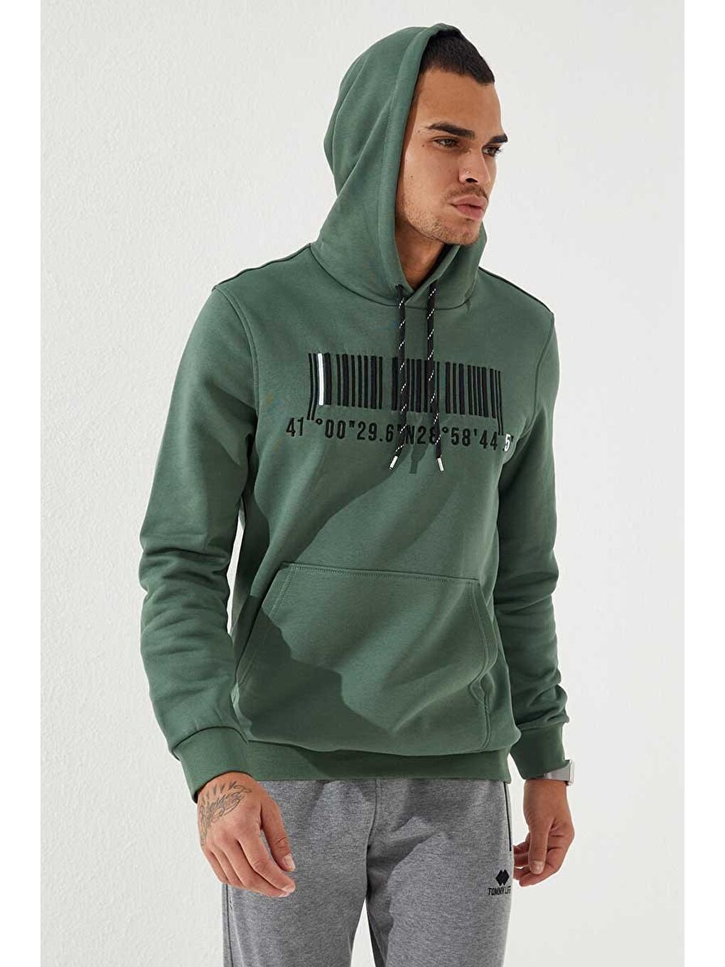 Yeşil Nakışlı Kanguru Cep Standart Kalıp Kapüşonlu  Erkek Hoodie - 87839-2