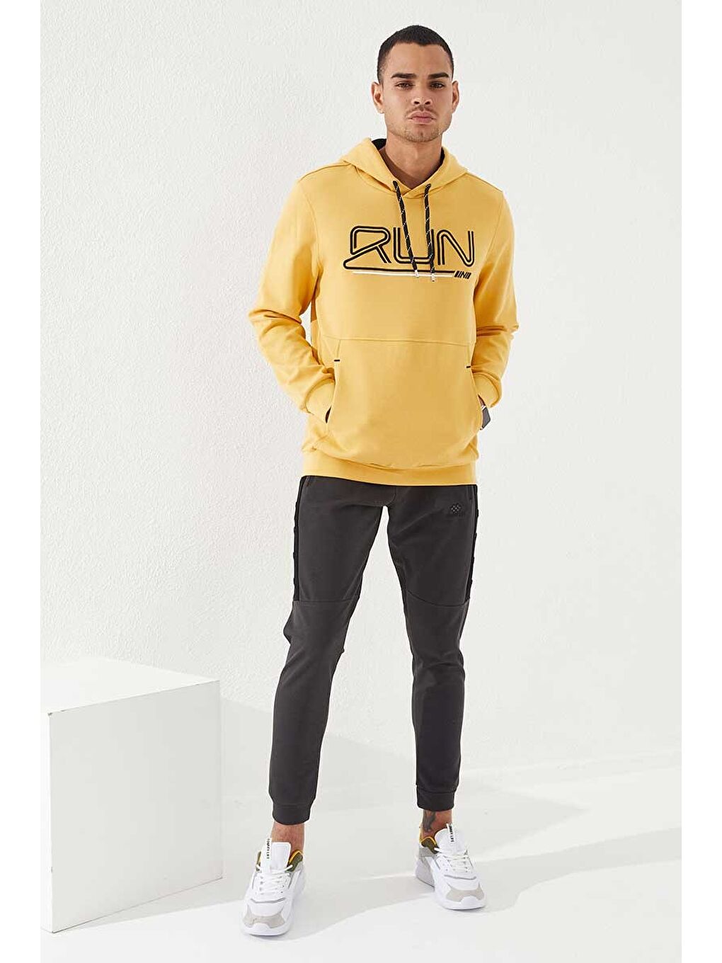 Sarı Hardal Yazı Nakışlı Standart Kalıp Kapüşonlu  Erkek Hoodie - 87887-1