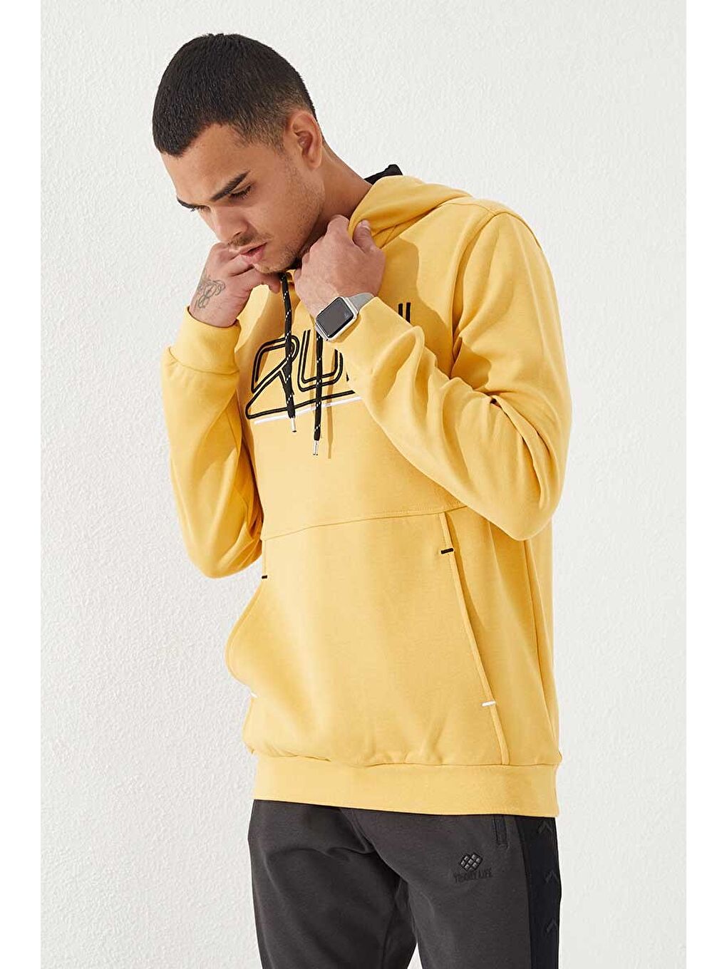 Sarı Hardal Yazı Nakışlı Standart Kalıp Kapüşonlu  Erkek Hoodie - 87887-2