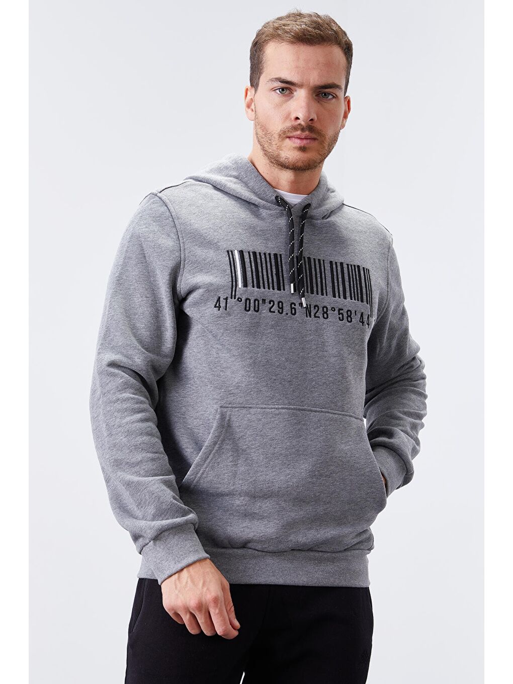 Gri Melanj Nakışlı Kanguru Cep Standart Kalıp Kapüşonlu  Erkek Hoodie - 87839-4