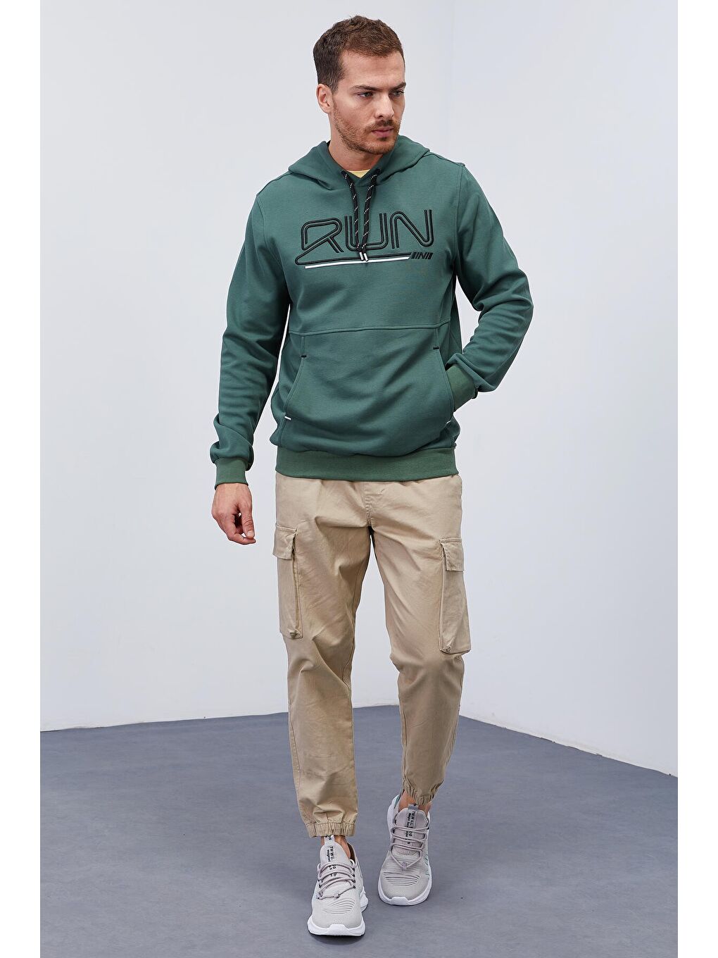 Yeşil Yazı Nakışlı Standart Kalıp Kapüşonlu  Erkek Hoodie - 87887-1