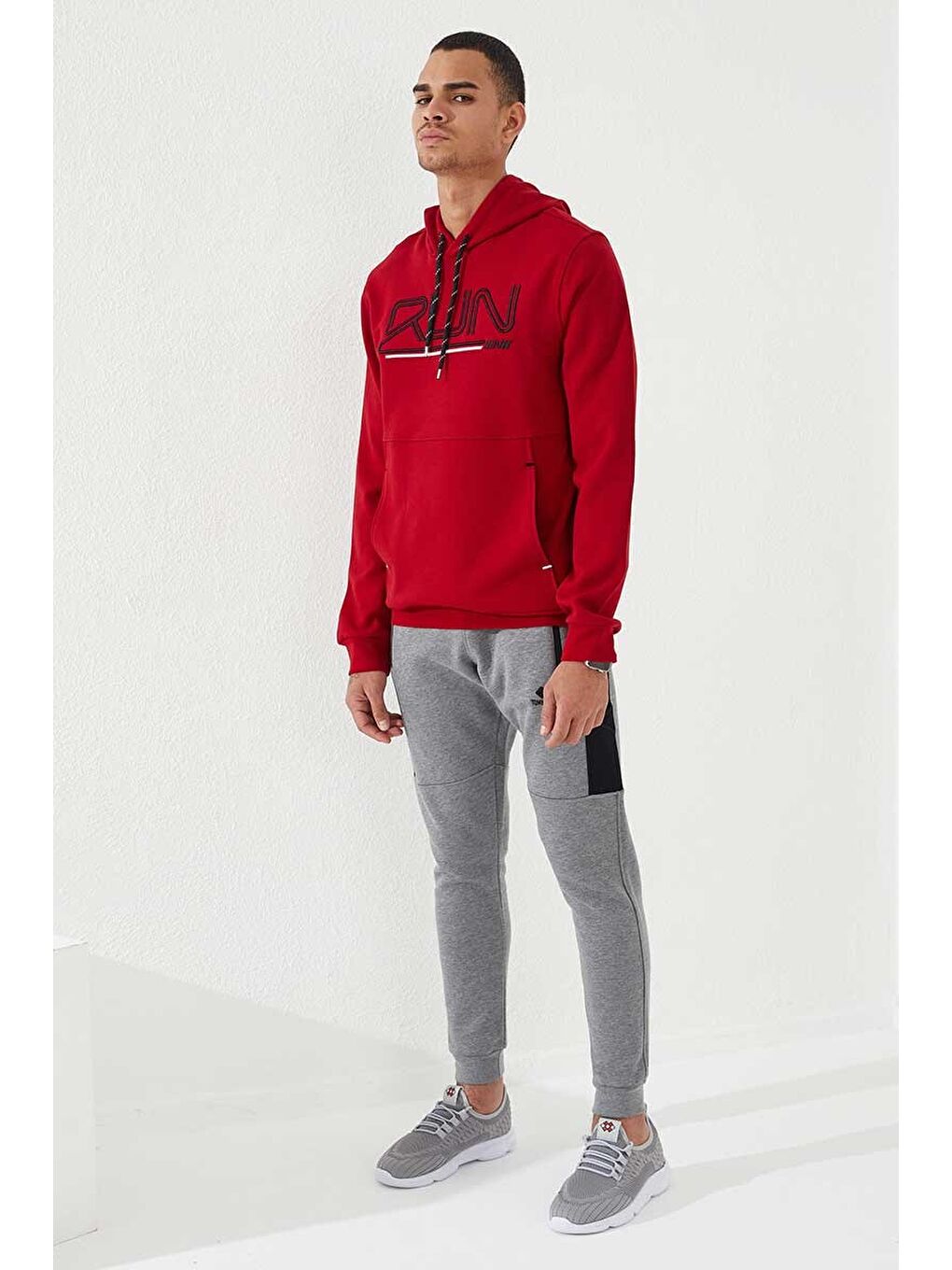 Kırmızı Yazı Nakışlı Standart Kalıp Kapüşonlu  Erkek Hoodie - 87887-1
