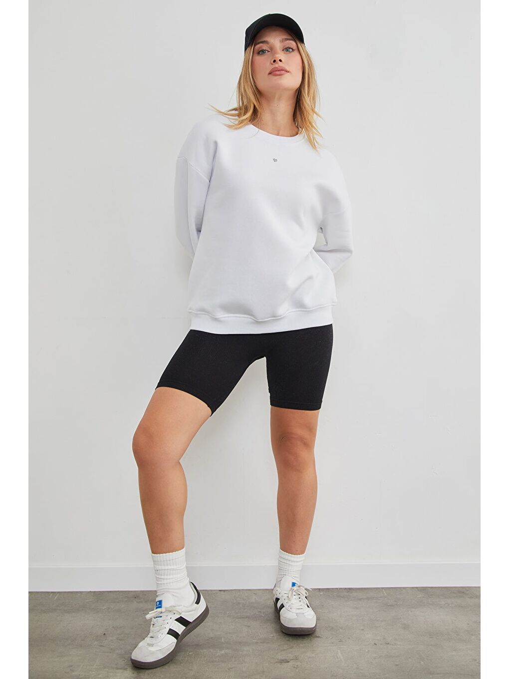 Beyaz 3 İplik Taşlı Kalp Detaylı Oversize Sweatshirt-1