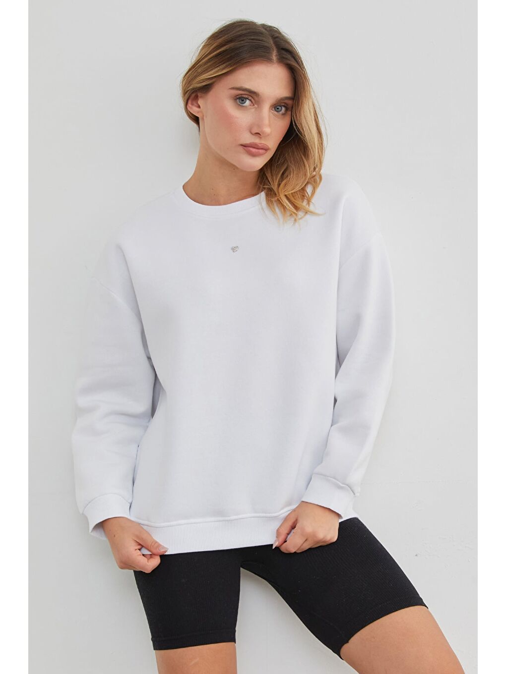 Beyaz 3 İplik Taşlı Kalp Detaylı Oversize Sweatshirt-3