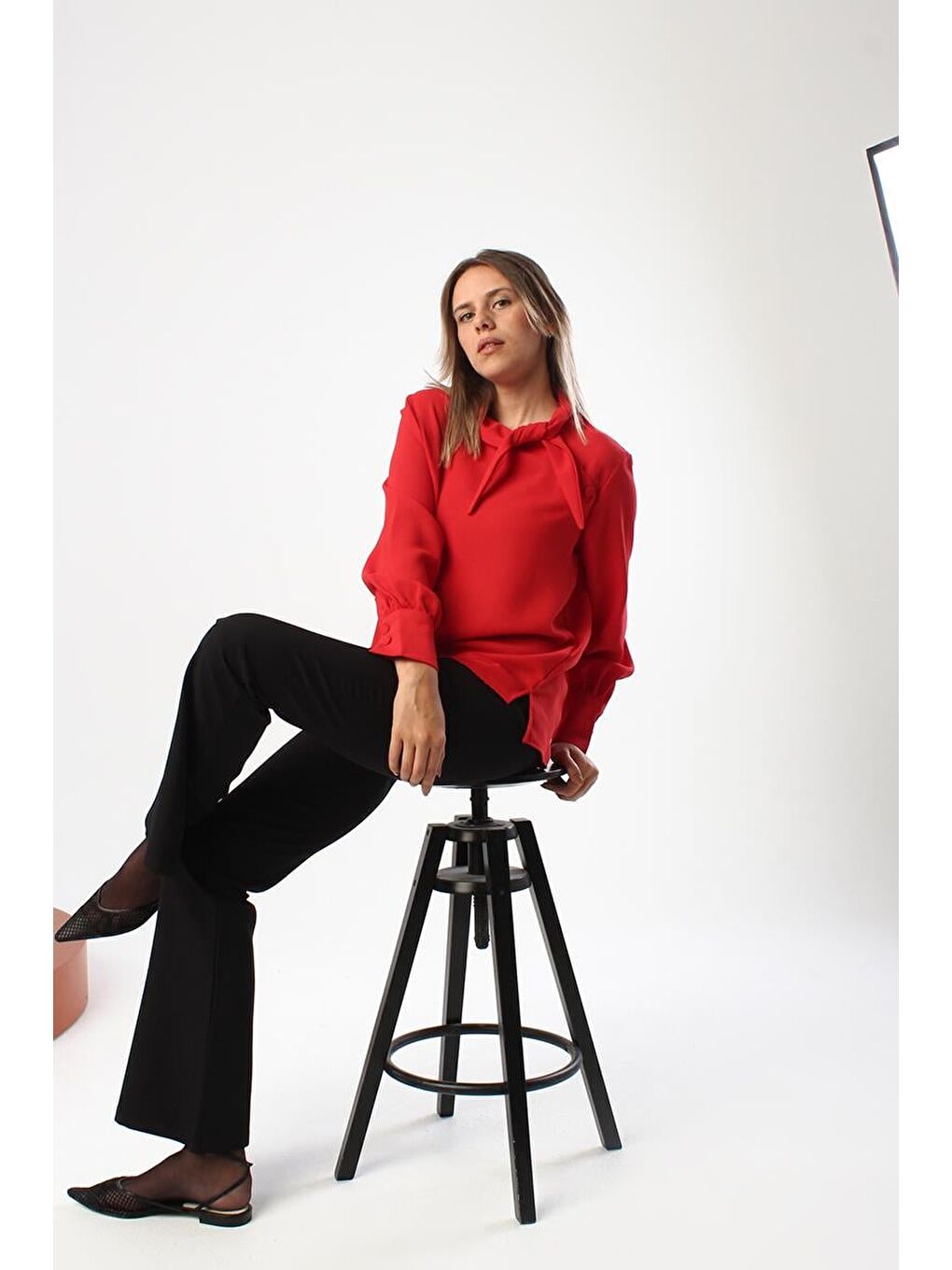 Kırmızı Gipeli Fırfırlı Doğal Kumaş Bluz