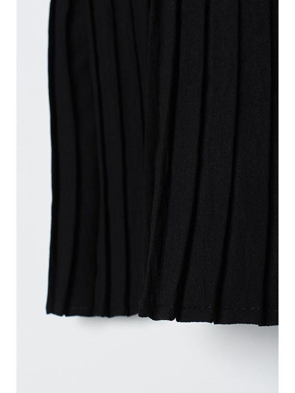 Siyah Kolsuz Bisiklet Yaka Eteği Pileli Bluz-5