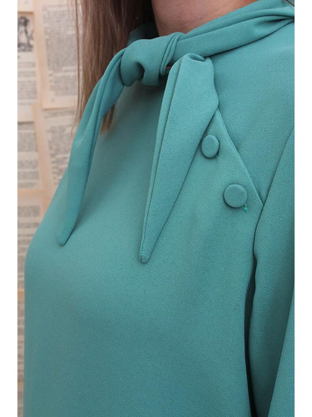 Yeşil Gipeli Fırfırlı Doğal Kumaş Bluz-4