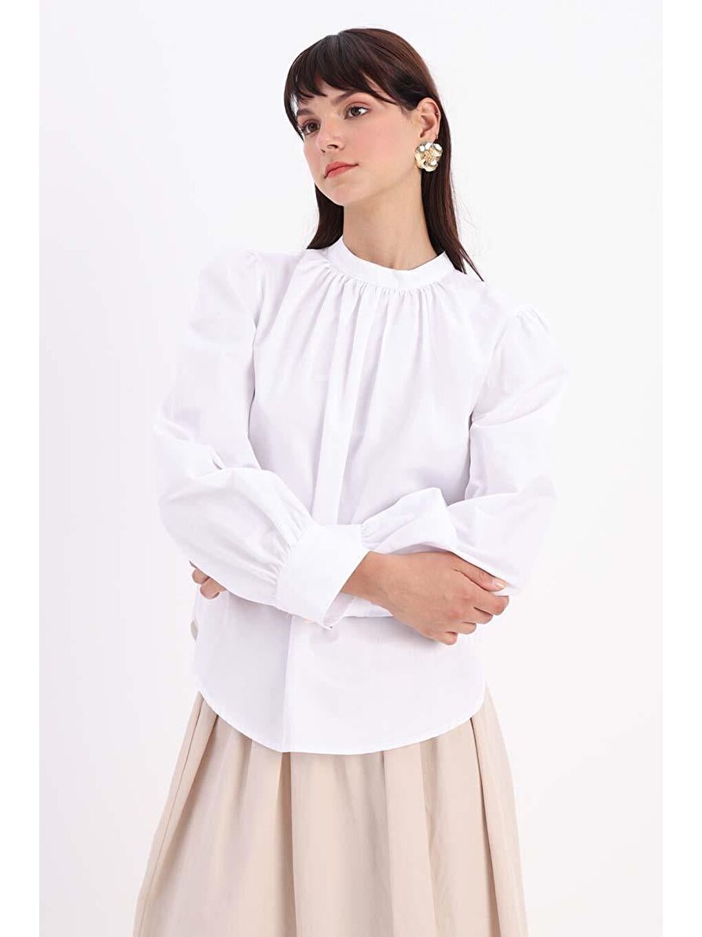 Beyaz Pamuklu Yakası Büzgülü Bluz