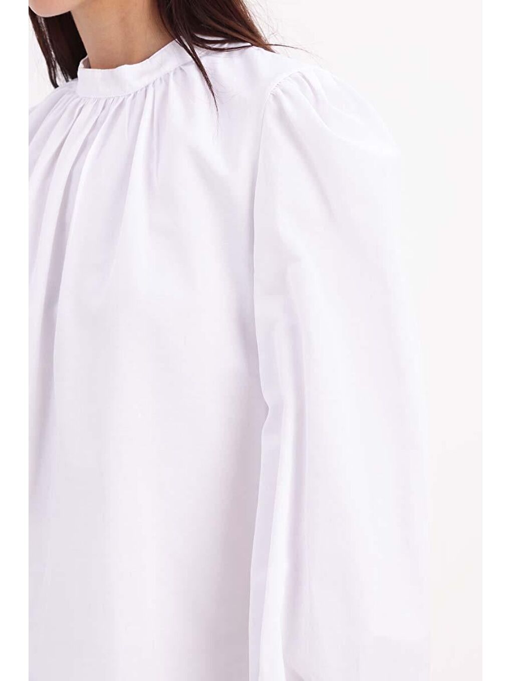 Beyaz Pamuklu Yakası Büzgülü Bluz-3