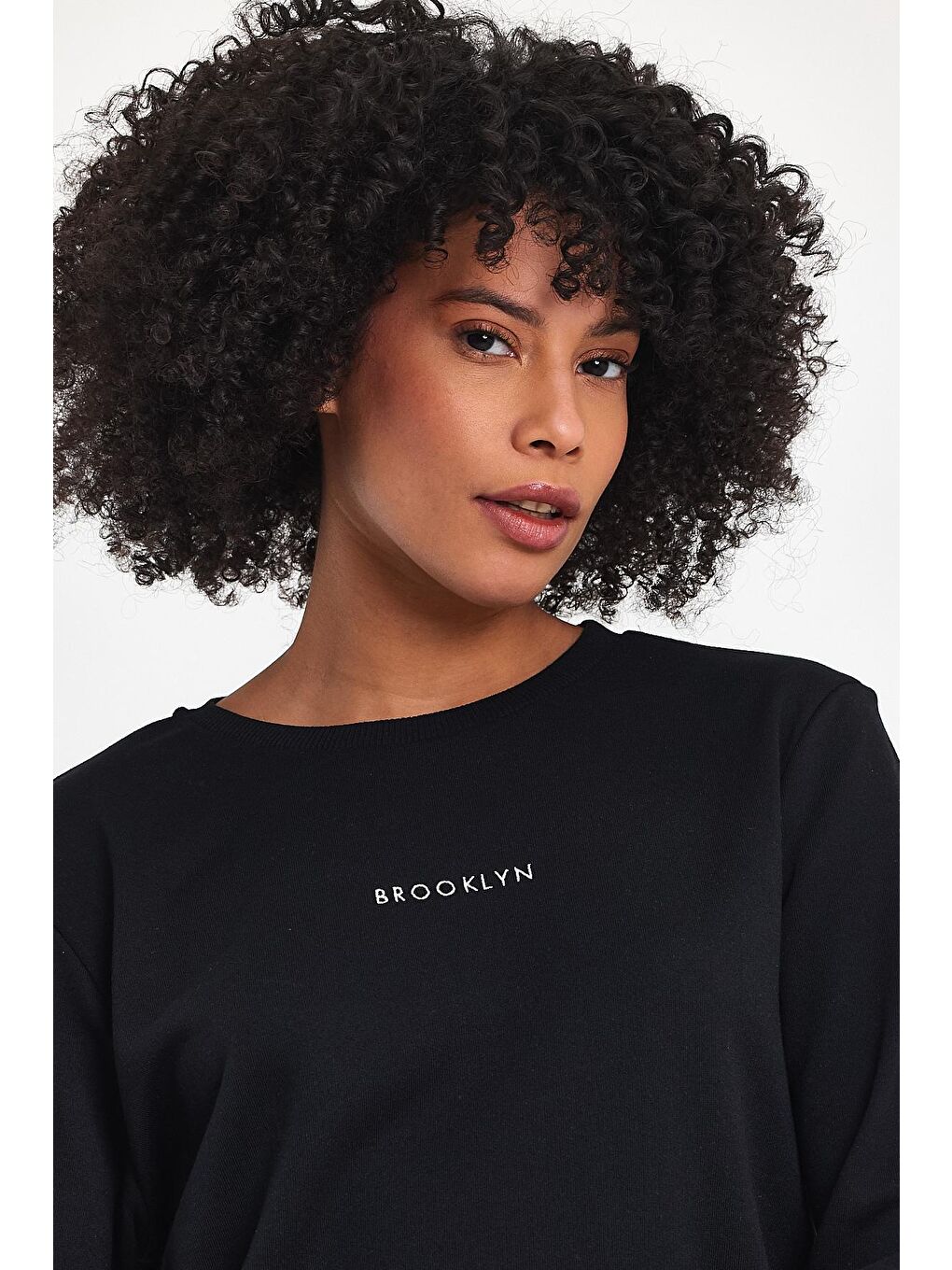 Siyah Kadın Bisiklet Yaka Rahat Kalıp 3 iplik Kalın Orta Brooklyn Nakışlı Sweatshirt SPR24SWk34-2