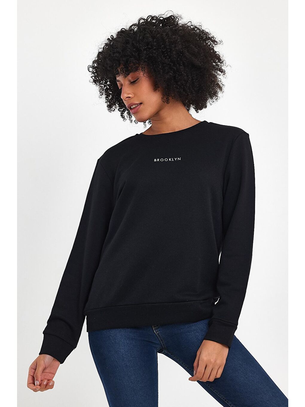 Siyah Kadın Bisiklet Yaka Rahat Kalıp 3 iplik Kalın Orta Brooklyn Nakışlı Sweatshirt SPR24SWk34-3