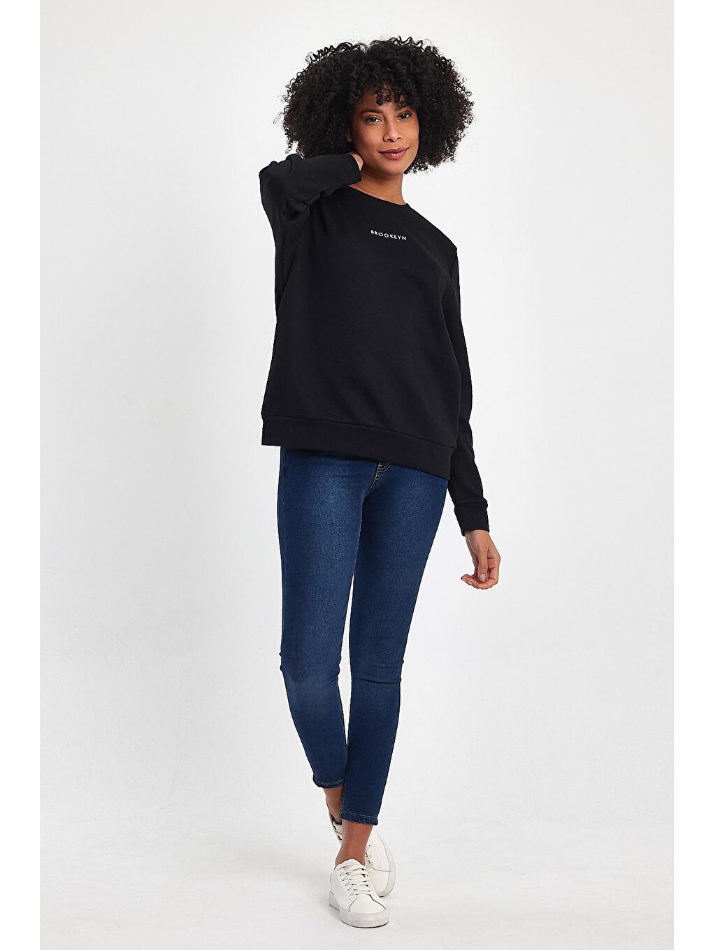 Siyah Kadın Bisiklet Yaka Rahat Kalıp 3 iplik Kalın Orta Brooklyn Nakışlı Sweatshirt SPR24SWk34-4