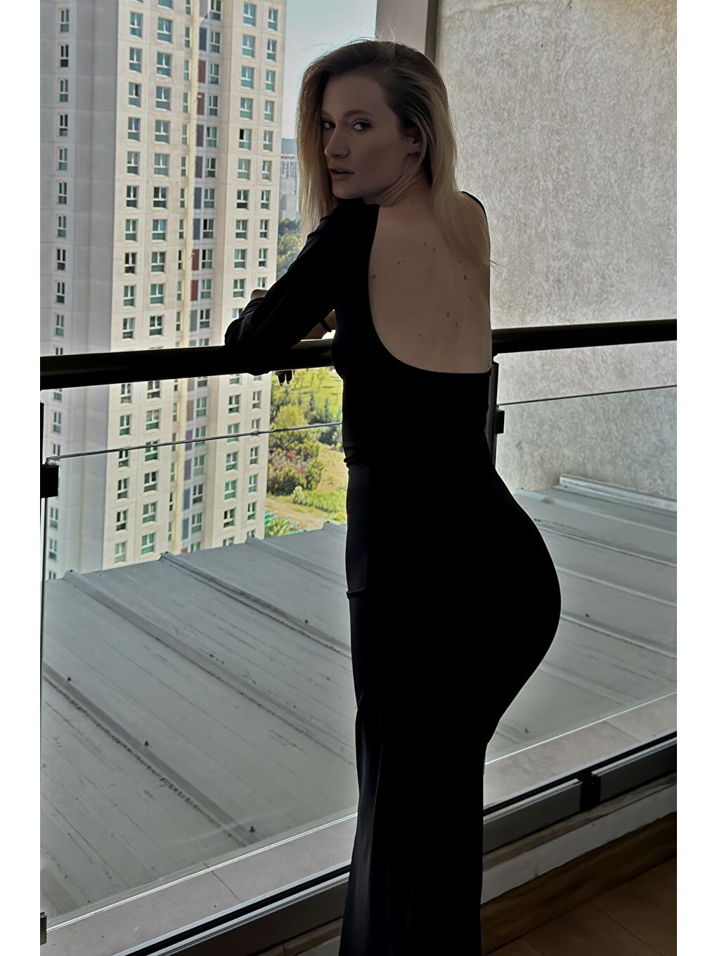 Siyah Kayık Yaka Sırt Detaylı Maxi Uzun Elbise Mg1993-4