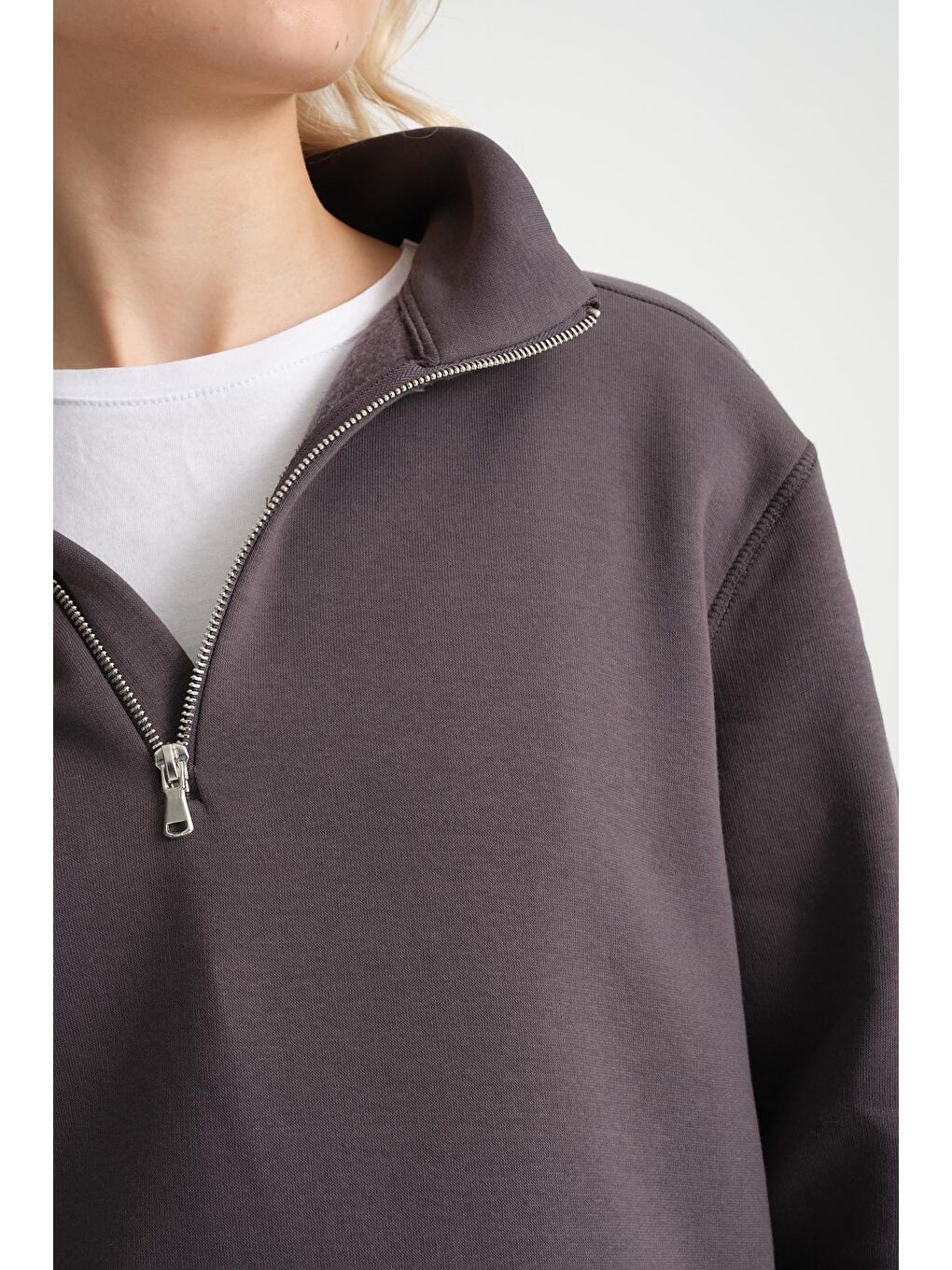 Gri Kadın Rahat Kalıp İçi Polarlı 3 iplik Yarım Fermuarlı SweatShırt spr24swK21-4