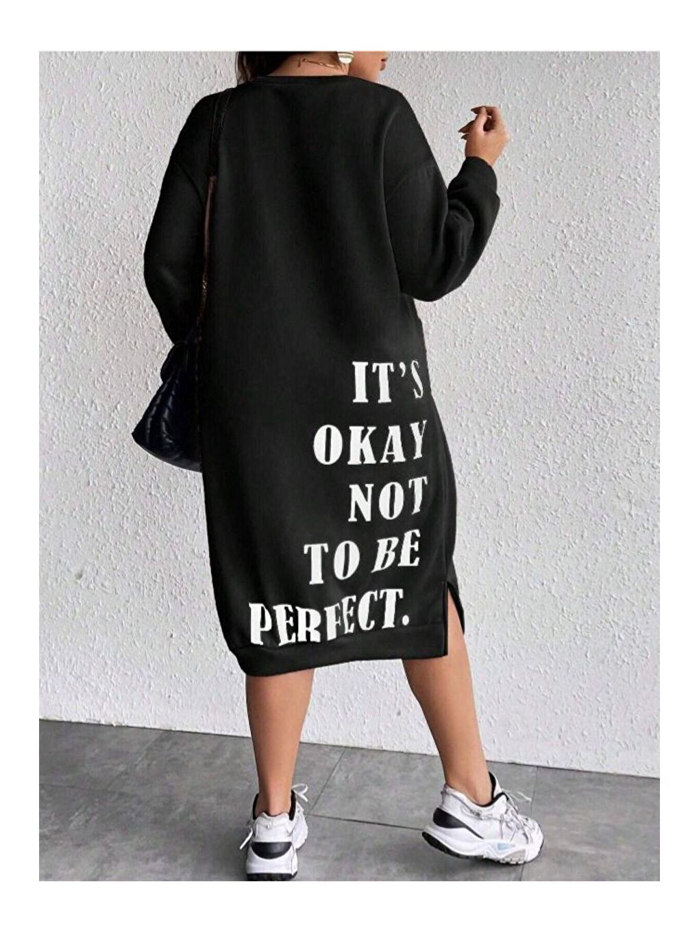 Siyah Yanları Yırtmaçlı Arkası Yazılı Oversize Midi Boy Elbise