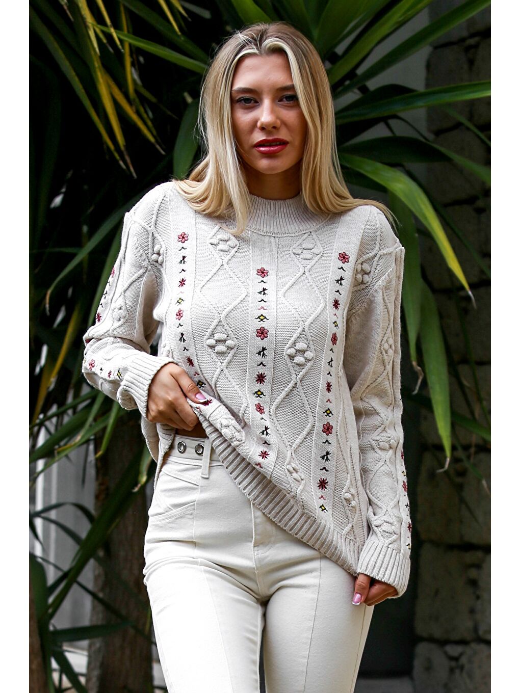 Ekru Balıkçı Yaka Uzun Kol Nakışlı Triko Casual Kazak
