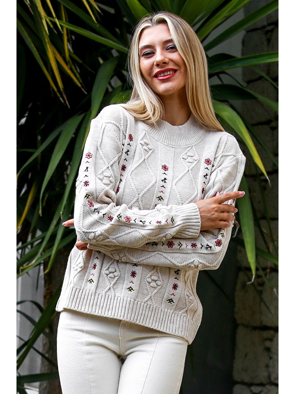 Ekru Balıkçı Yaka Uzun Kol Nakışlı Triko Casual Kazak-2