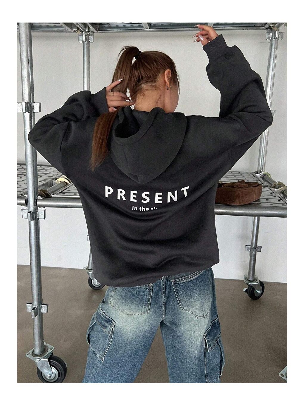 Trendseninle Gri Kadın SİYAH Present Baskılı Oversize Kapüşonlu Sweatshirt - 1