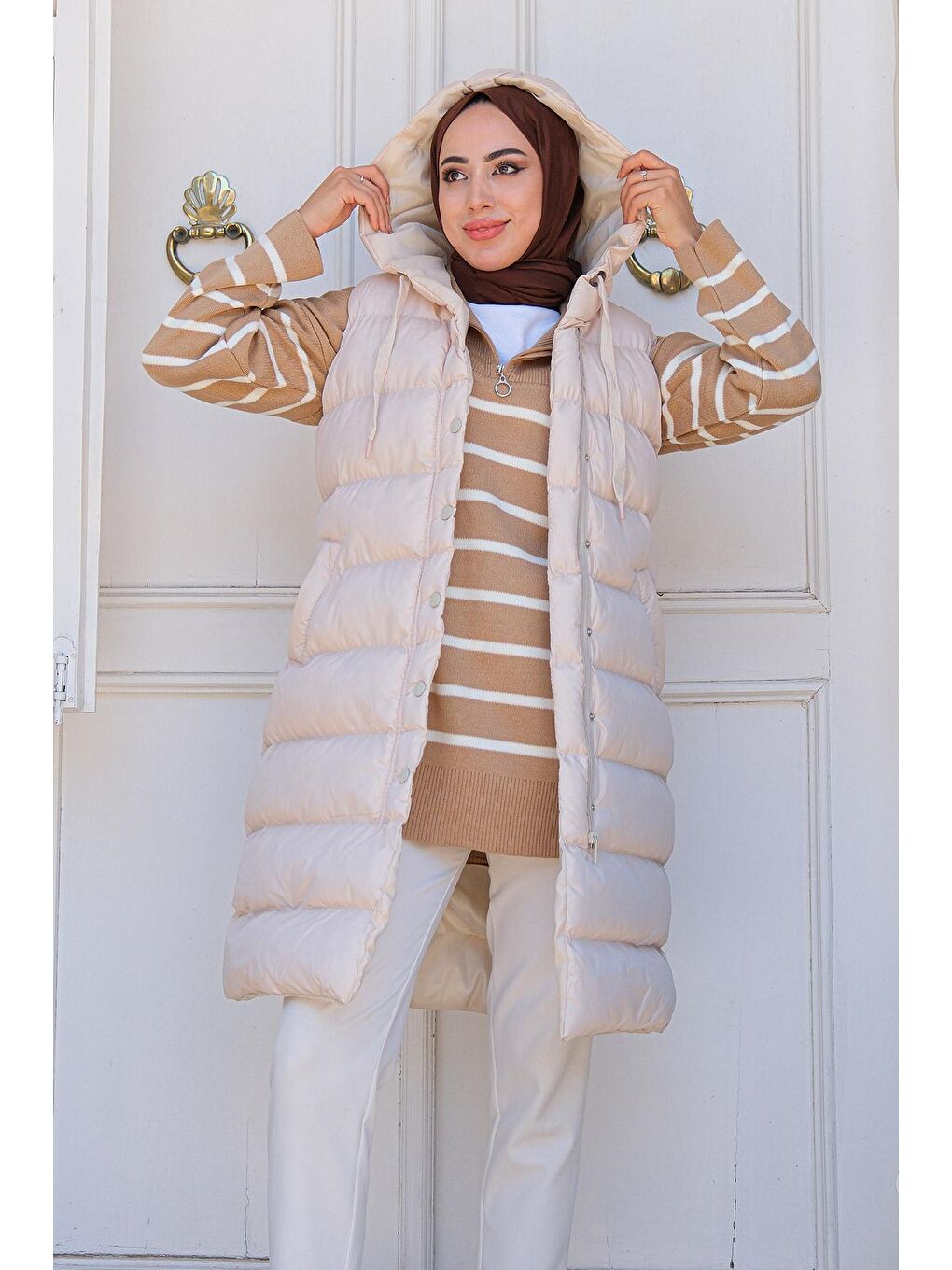 Kadın Kapüşonlu Uzun Şişme Yelek Bej-3