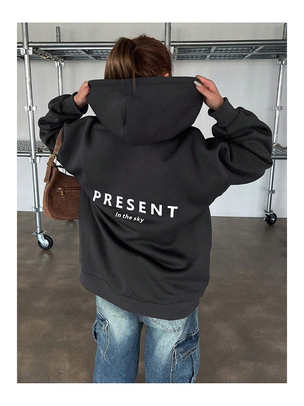 Trendseninle Gri Kadın SİYAH Present Baskılı Oversize Kapüşonlu Sweatshirt - 2