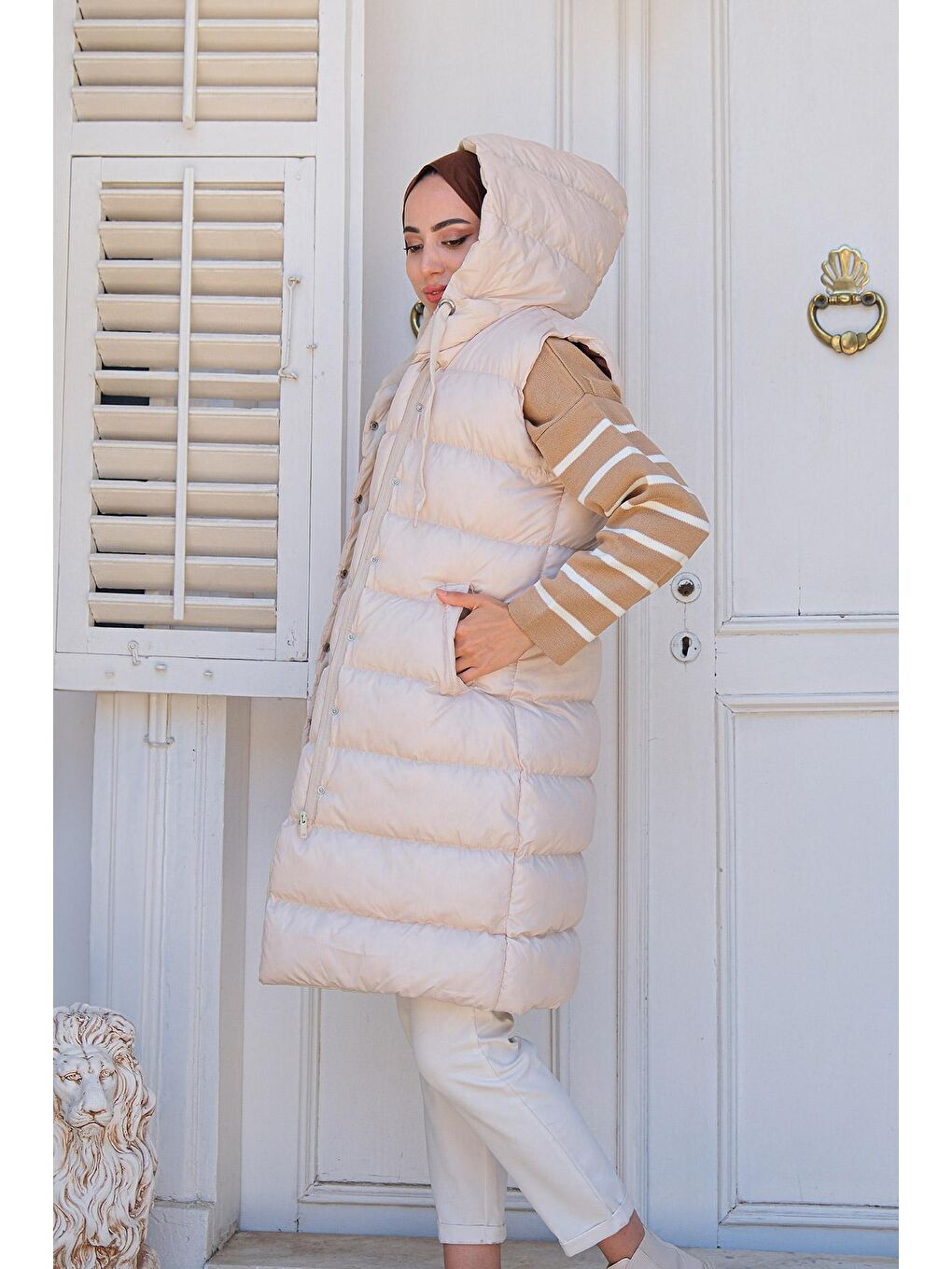 Kadın Kapüşonlu Uzun Şişme Yelek Bej-4