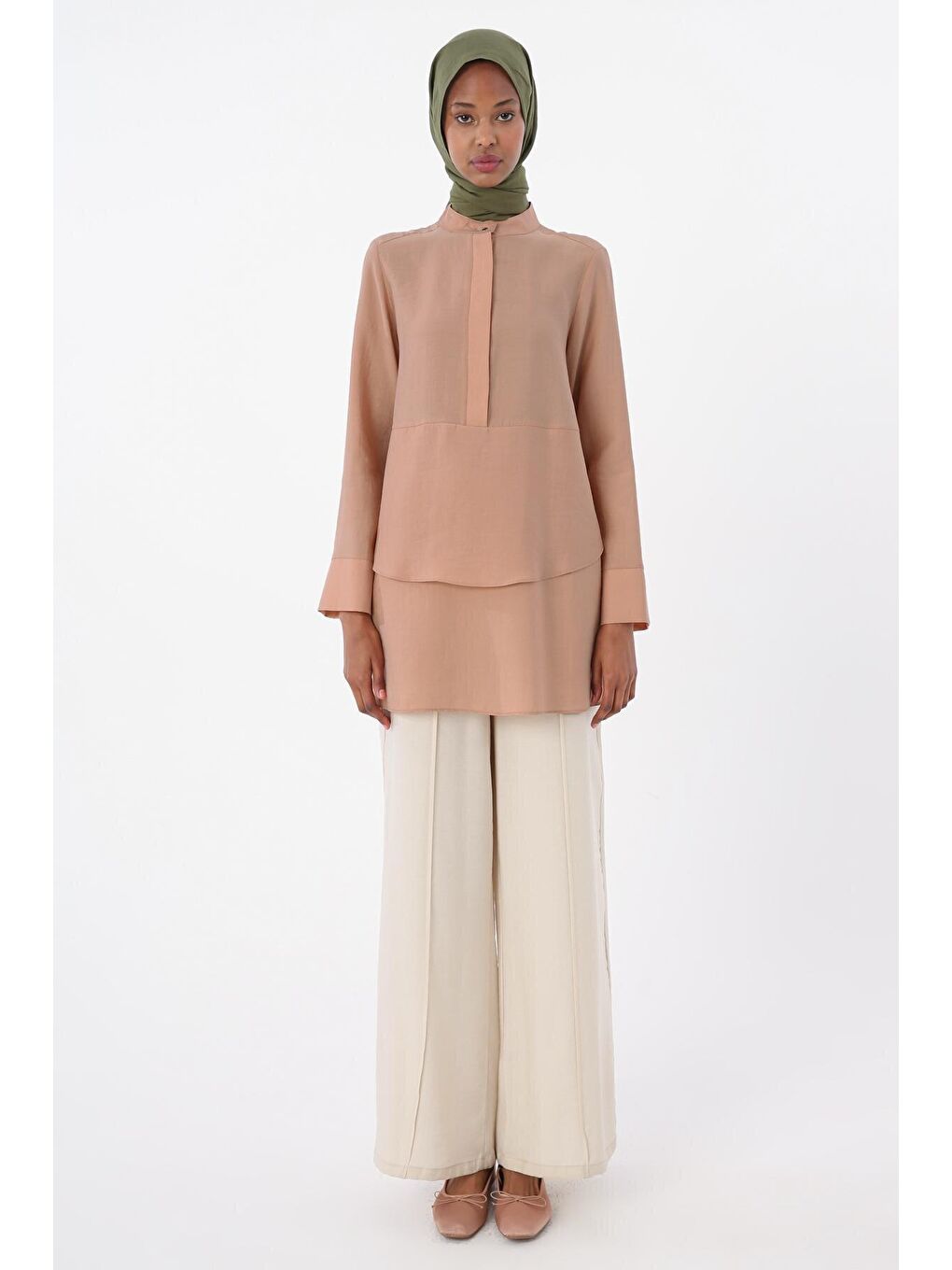 Koyu Bej Volanlı Yarım Patlı Tunik-1