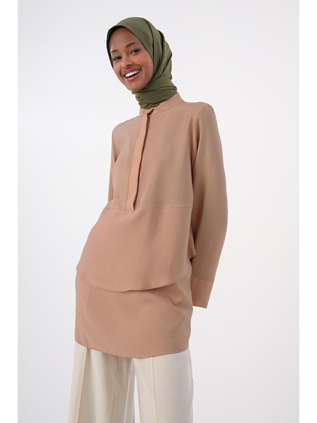 Koyu Bej Volanlı Yarım Patlı Tunik-4