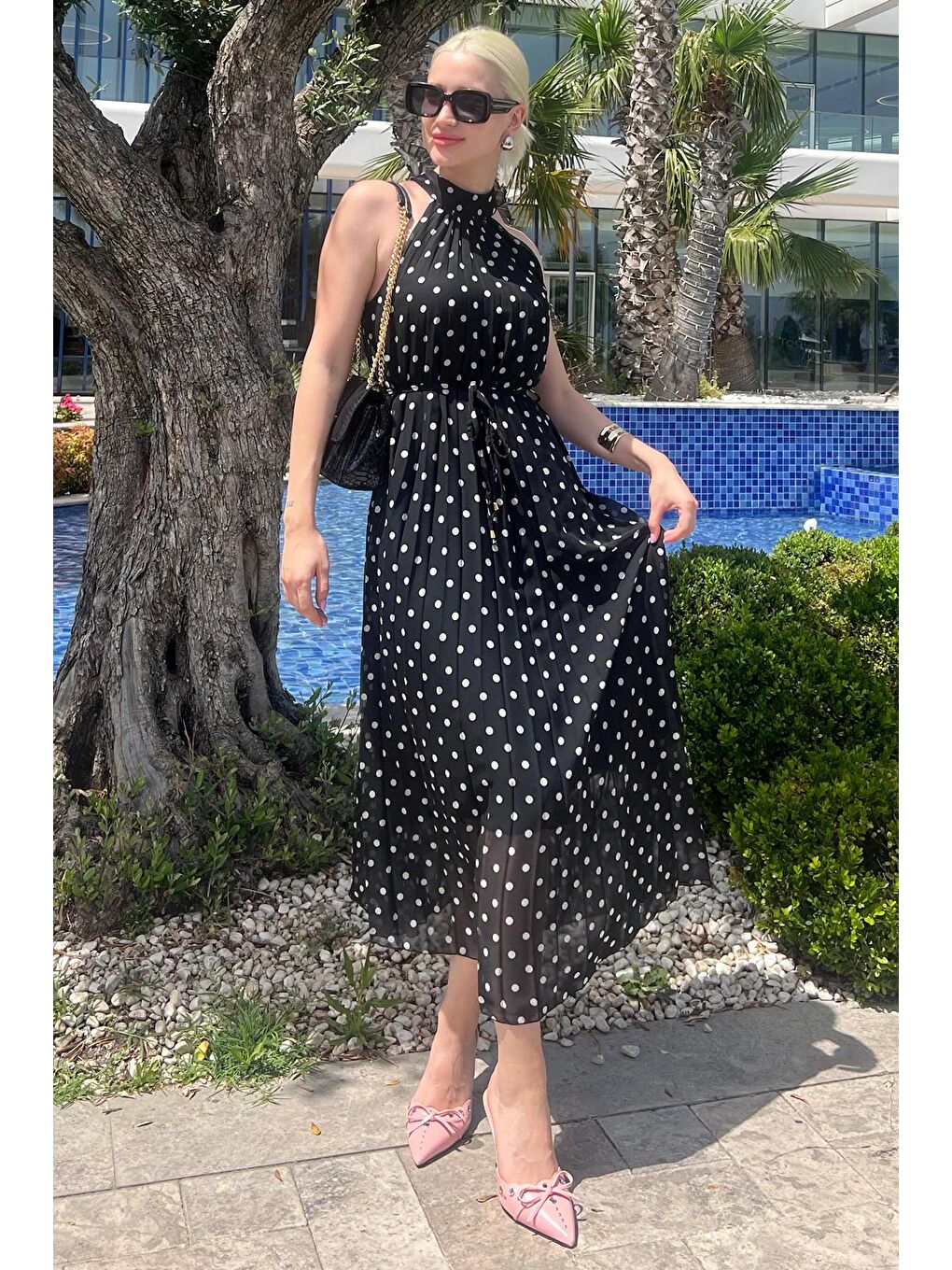 Siyah Puantiyeli Sıfır Kol Halter Yaka Elbise Mg2134