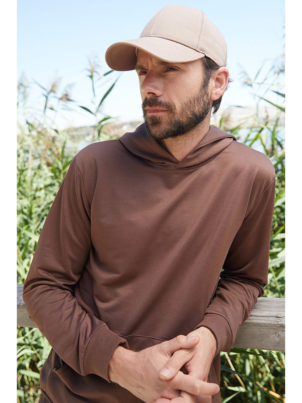 Kahverengi Kapüşonlu Kanguru Cepli Sweatshirt