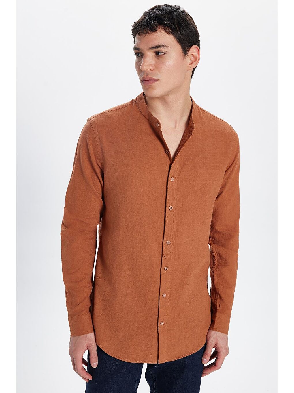 Kahverengi Erkek Slim Fit Dar Kesim Uzun Kollu %100 Pamuk Keten Doku Hakim Yaka Kiremit Renk Gömlek