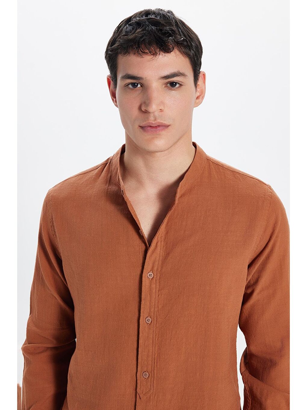 Kahverengi Erkek Slim Fit Dar Kesim Uzun Kollu %100 Pamuk Keten Doku Hakim Yaka Kiremit Renk Gömlek-1