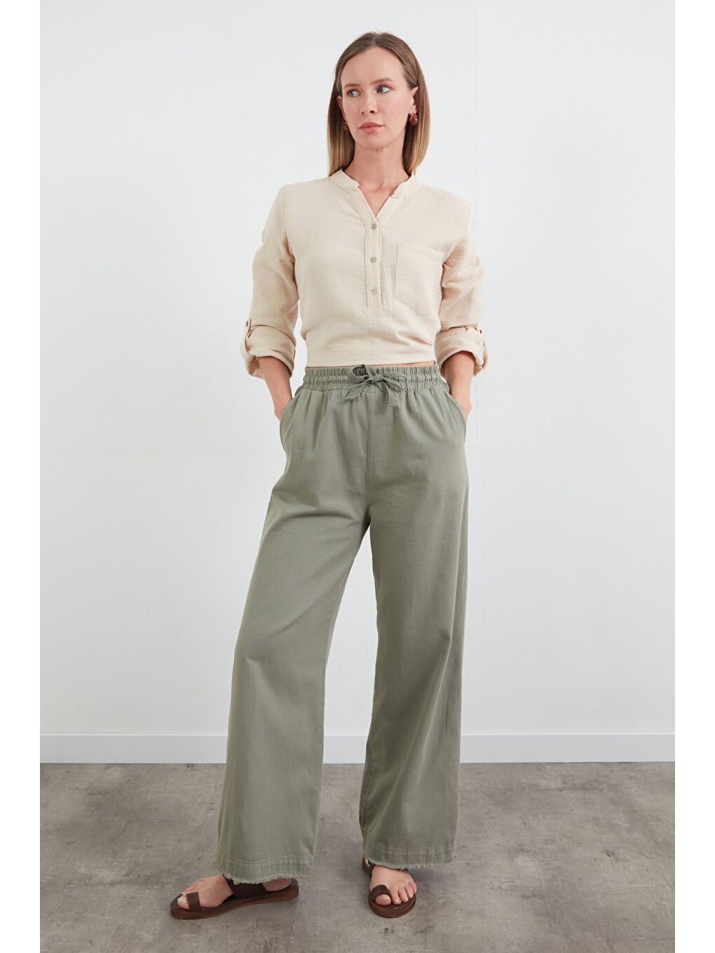 Turkuaz Paçası Püsküllü Beli Lastikli Gabardin Pantolon-2